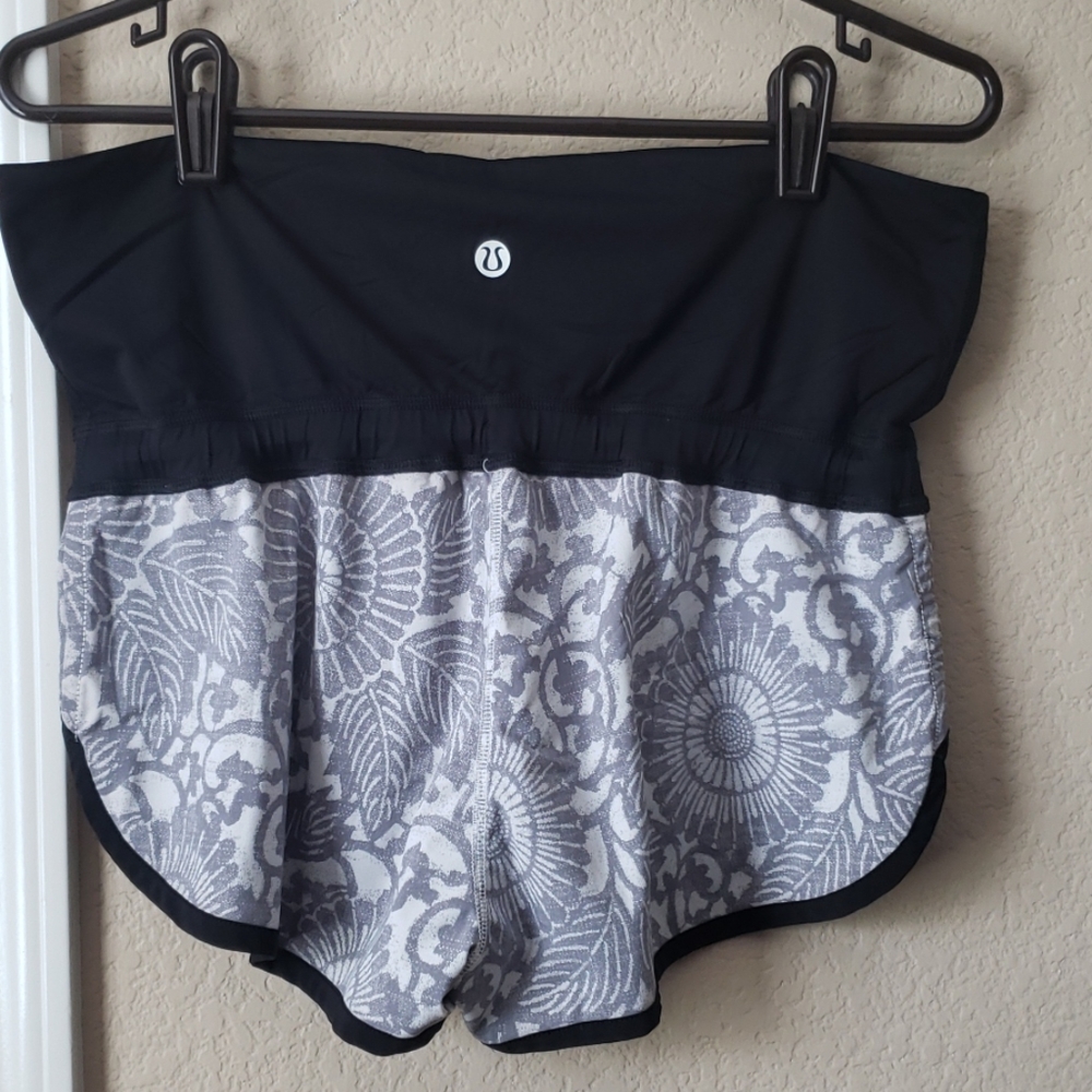 Lululemon Flip Out shorts 8
